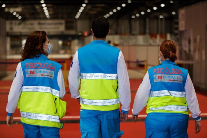 Psicólogos sanitarios especializados en pandemia trabajan en el hospital provisional de IFEMA para dar un mejor apoyo a enfermos y familiares que estén sufriendo el impacto del Covid-19. En Madrid, (España), a 25 de abril de 2020.