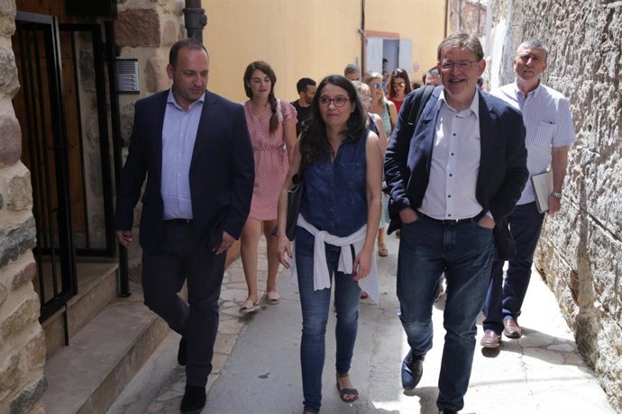 Rubén Martínez Dalmau, Mónica Oltra y Ximo Puig, durante un paseo con el resto de miembros del Consell en el Seminari de Govern d'Estiu de Montanejos 2019