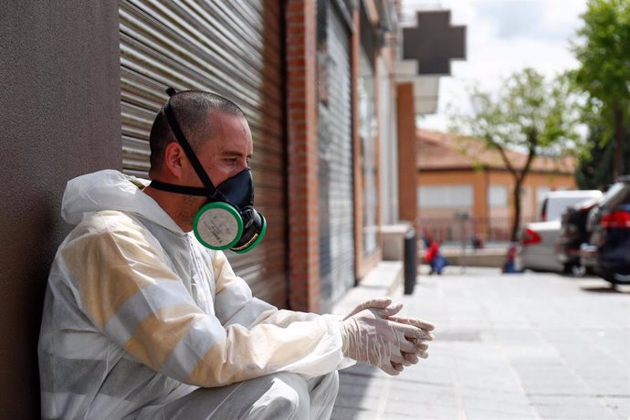Un agente de Medio Ambiente de la Junta de Comunidades de Castilla-La Mancha en las inmediaciones de una farmacia. En Guadalajara (Castilla-La Mancha, España), a 24 de abril de 2020.