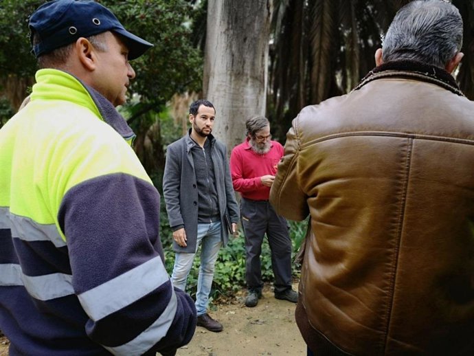 Daniel González Rojas, con trabajadores de Parques y Jardines