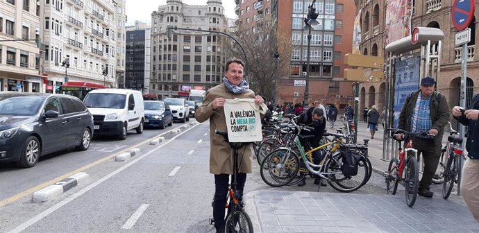 El edil de Movilidad Sostenible en Valncia, Giuseppe Grezzi, en una imagen reciente durante la conmemoración del tercer aniversario del anillo ciclista de la ciudad. 