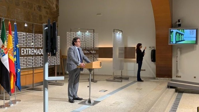 El consejero de Sanidad, José María Vergeles, en rueda de prensa