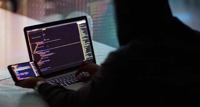 Ordenador y móvil, ciberseguridad.