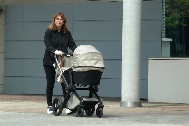 Toñi Moreno sale a pasaer con su hija Lola