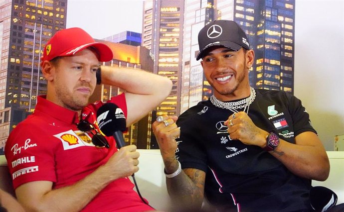 Hamilton (Mercedes)  bromea con Vettel (Ferrari)