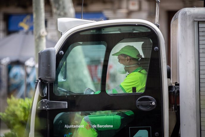 Un treballador de la neteja de l'Ajuntament de Barcelona condueix un camió durant el nov dia laborable des que es va decretar l'estat d'alarma al país a conseqüncia del coronavirus, a Barcelona/Catalunya (Espanya) a 26 de mar de 2020.