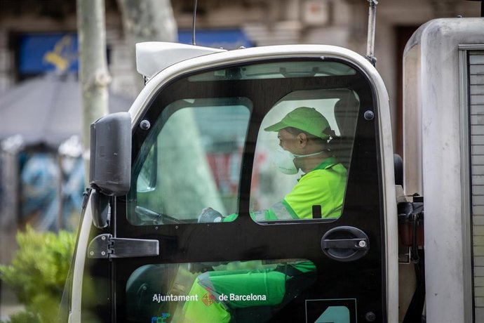 Un trabajador de la limpieza, en Barcelona/Catalunya (España) a 26 de marzo de 2020.