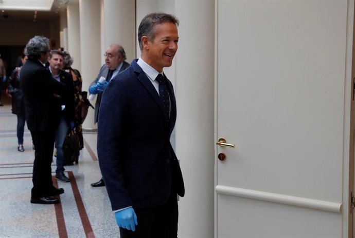 El portavoz del PSOE en el Senado, Ander Gil, a su llegada al primer pleno de control al Gobierno en el Senado desde la declaración del estado de alarma con un presencia reducida al 10% de los senadores para así mantener las medidas de prevención frente