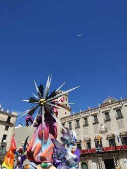 Una gaviota sobrevuela la Foguera Oficial ante el Ayuntamiento de Alicante en 2019.