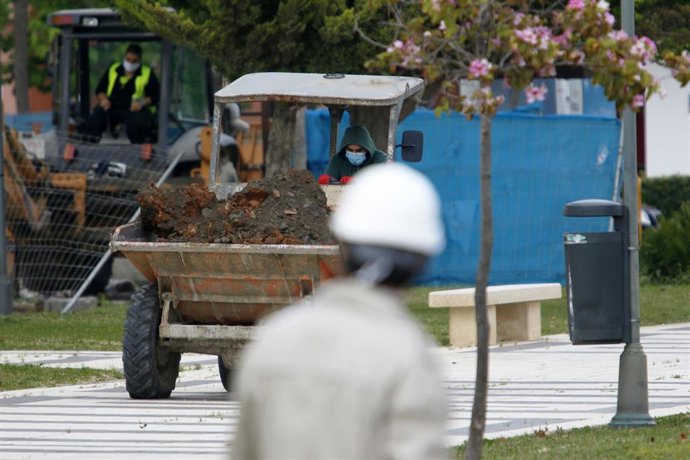 Imagen de archivo de la vuelta al trabajo en la construcción tras el levantamiento de confinamiento para los trabajadores no esenciales. Málaga a 13 de abril del 2020