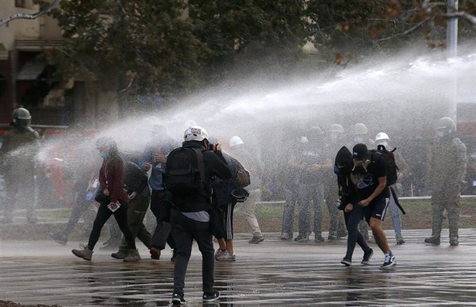 Disturbios entre manifestantes y Carabineros en una nueva protesta en la Plaza Baquedano o Plaza Italia de Santiago de Chile