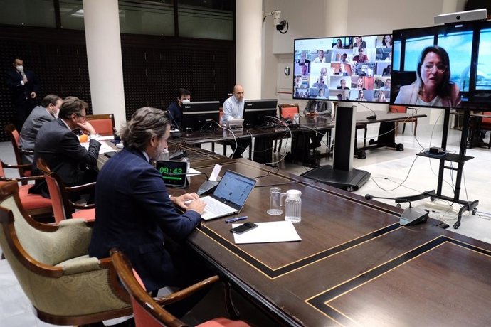 AMPL.- Vanoostende dice que el sector primario "sigue vivo" y abre la puerta a q