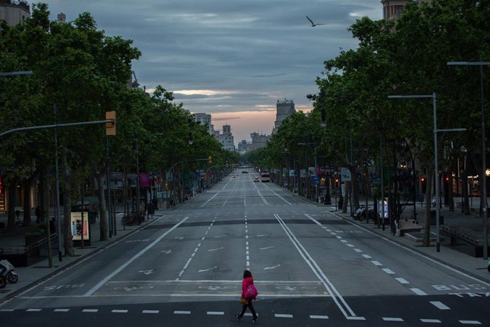 Una persona camina por el Paseo de Grcia de Barcelona. En Barcelona, Cataluña, (España), a 23 de abril de 2020.