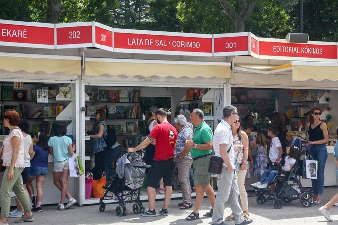 Visitantes pasean por las casetas de la Feria del Libro de Madrid en 2019