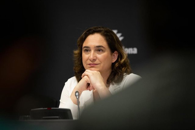 La alcaldesa de Barcelona, Ada Colau en rueda de prensa para informar sobre la candelación de Mobile World Congress, en la Fira de Barcelona, en Barcelona (España), a 13 de febrero de 2020.