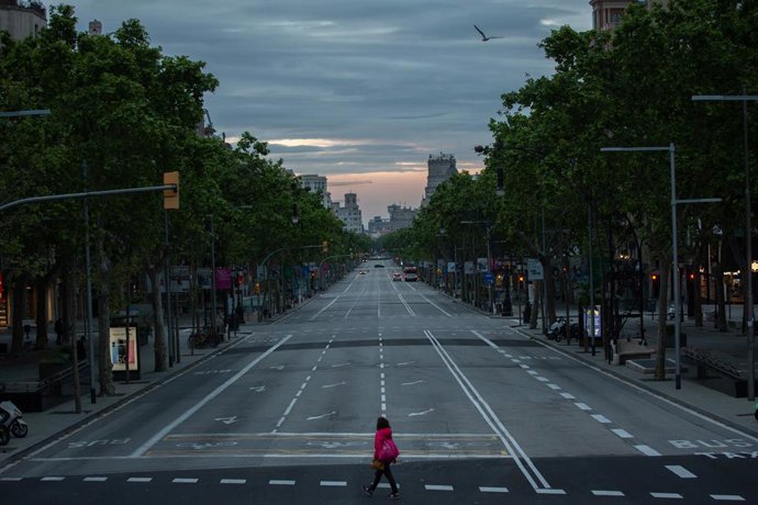 Una persona camina pel Passeig de Grcia de Barcelona. A Barcelona, Catalunya, (Espanya), a 23 d'abril de 2020.