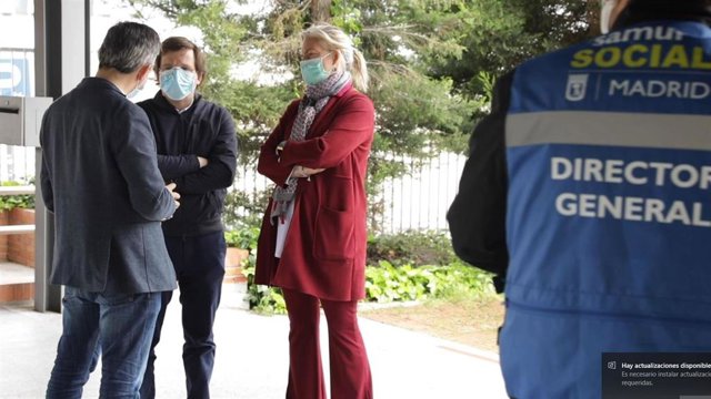 Almeida y Aniorte visitan el centro de Servicios Sociales de Hortaleza