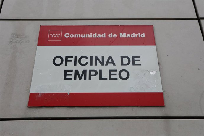 Cartel de una Oficina de Empleo ubicada en Ronda de las Provincias, número 7, de la capital
