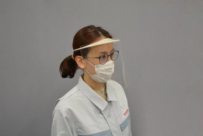 Una trabajadora de Toyota con un protector facial desarrollado por la compañía.