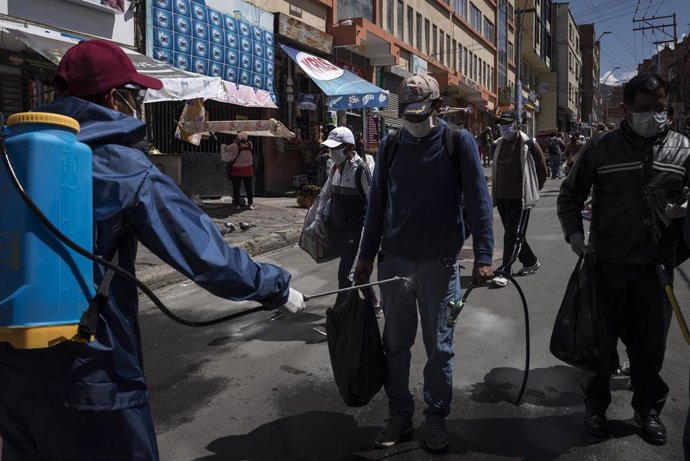 Trabajos de descontaminación por el coronavirus en la capital de Bolivia, La Paz