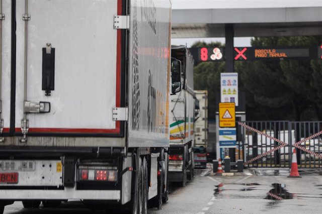 Varios camiones esperan para pasar por el peaje de acceso a Mercamadrid el pasado 15 de abril, en Estado de Alarma