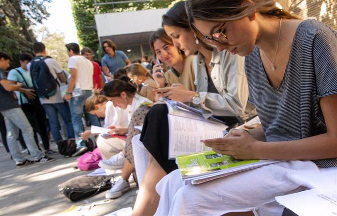 Estudiantes repasan antes de realizar la prueba de acceso a la universidad.