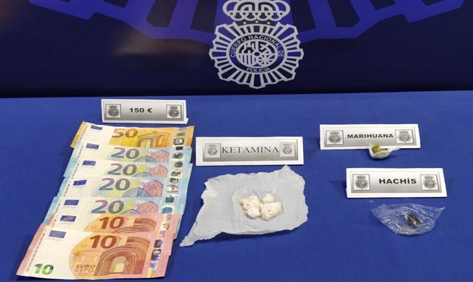 Dinero y sustancias incautadas.