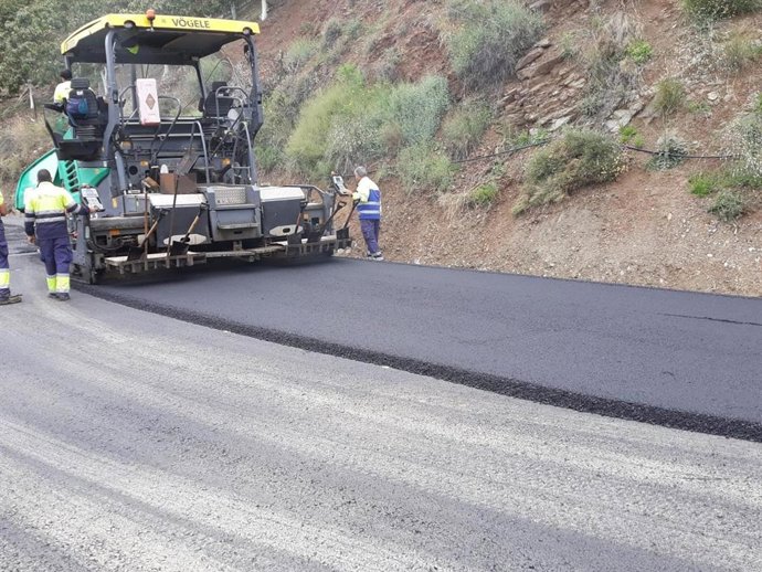 Trabajos de la Diputación de Málaga en la carretera que une El Borge y Almáchar (Málaga)