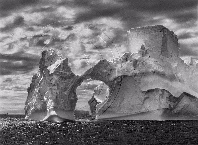 Iceberg entre la isla Paulet y las islas Shetland del sur en el mar de Weddell