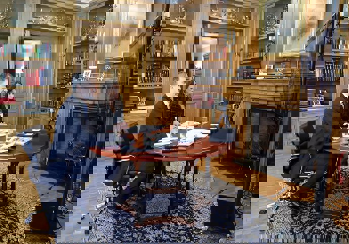 Los Reyes han mantenido una videoconferencia con el presidente del Real Patronato del Museo Nacional del Prado, Javier Solana, y el director del Museo, Miguel Falomir