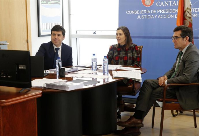 La consejera de Justicia, Paula Fernández Viaña, mantiene una reunión con los decanos del Colegio de Abogados, Andrés de Diego, y de Procuradores, Rosaura Díaz, para abordar el plan de choque regional en la Administración de Justicia