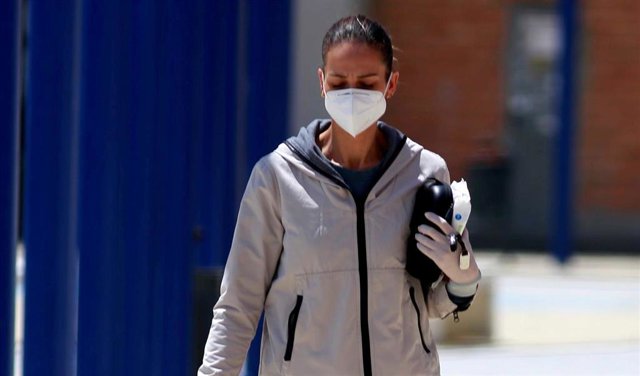 Eva González desconecta del confinamiento realizando gestiones en la ciudad hispalense