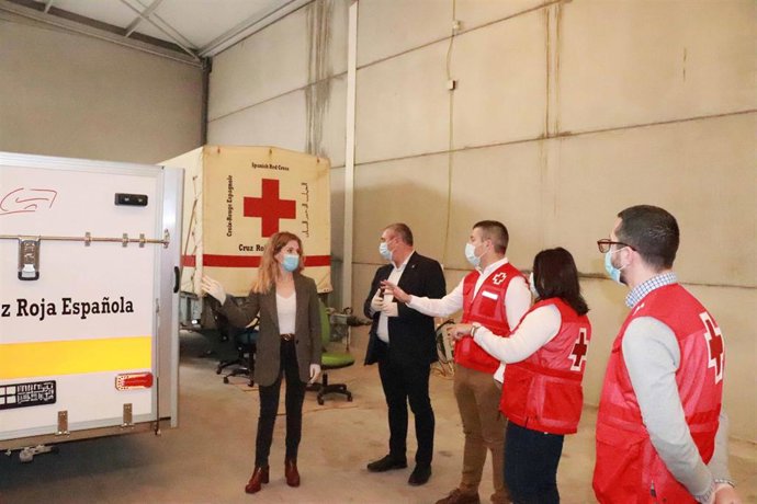 La delegada del Gobierno andaluz en Cádiz, Ana Mestre, y el delegado territorial de Igualdad, Políticas Sociales y Conciliación, Miguel Andréu, en una visita al centro logístico de la Cruz Roja en la provincia de Cádiz