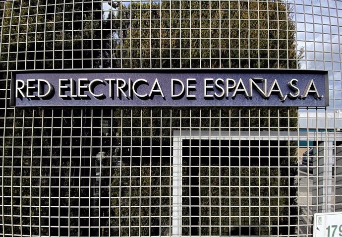 Letrero del Grupo Red Eléctrica de España en su sede de Alcobendas, el mismo día en el que esta corporación ha concretado los motivos de la dimisión de Jordi Sevilla como presidente de la compañía a requerimiento de la Comisión Nacional del Mercado de V