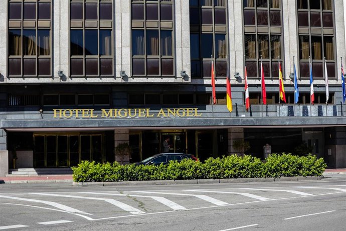 Entrada al Hotel Miguel Ángel, uno de los hoteles medicalizados de Madrid. 