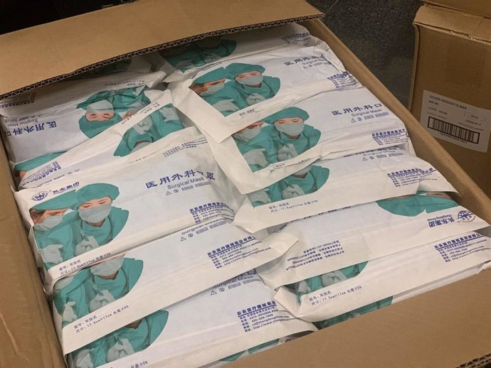 Una caja de mascarillas.