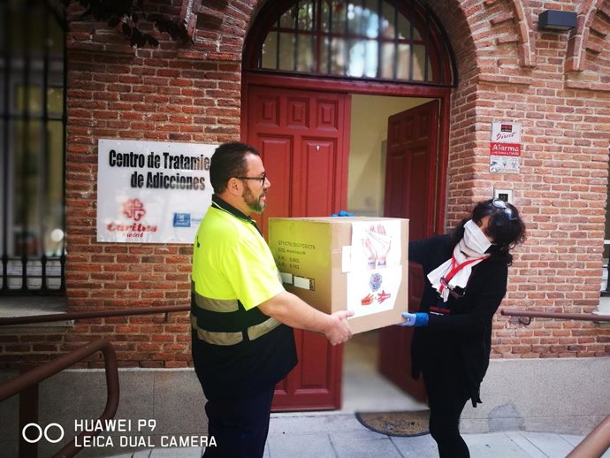 Reparto de mascarillas.