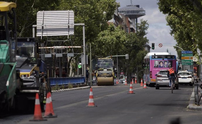 Máquinas de asfaltar durante el asfaltado de la Calle Princesa dentro de la Operación Asfalto 