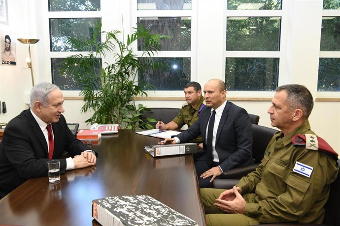 El primer ministro de Israel, Benjamin Netanyahu (i), junto al jefe del Ejército, Aviv Kochavi (d), y el ministro de Defensa, Naftali Bennett (segundo por la derecha) 