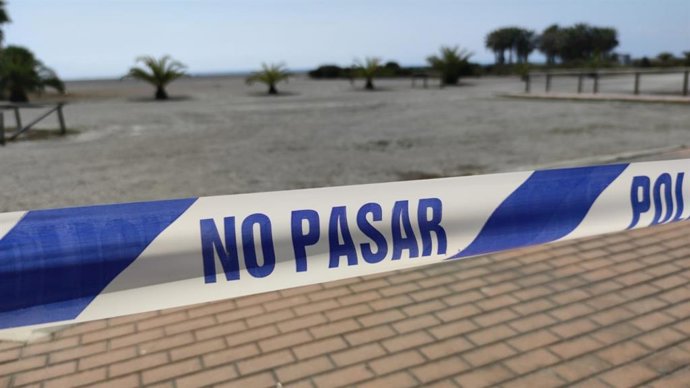 Indicativo que prohíbe el paso a una playa de Motril