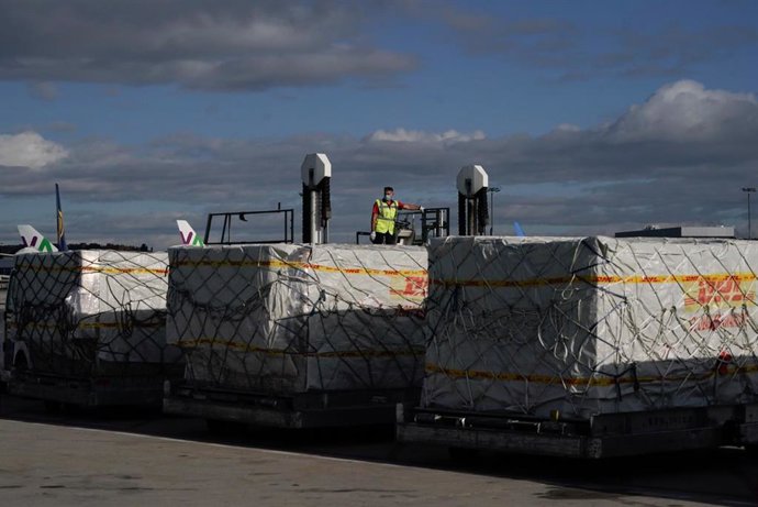Personal del Aeropuerto Adolfo Suárez Madrid-Barajas recoge el cargamento del quinto avión con material sanitario, procedente de China, comprado por el Gobierno de la Comunidad de Madrid. 