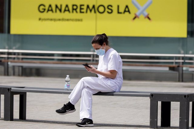 Una sanitaria descansa en el exterior del hospital de campaña de IFEMA.