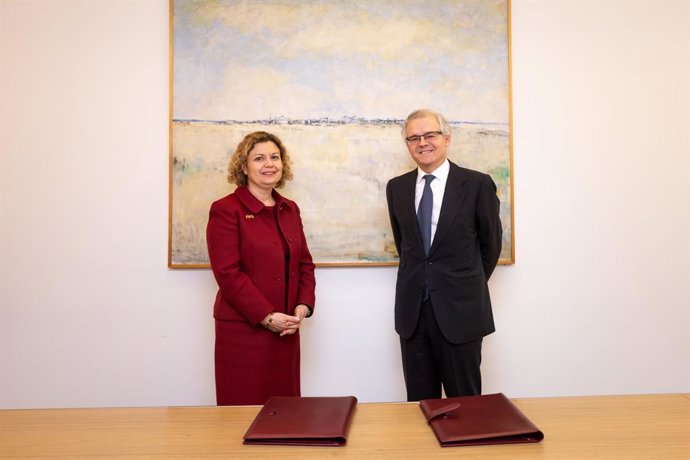 La decana del Colegio de Registradores de la Propiedad y Mercantiles de España, María Emilia Adán García, y el presidente de la CNMV, Sebastián Albella, en la firma del nuevo convenio de acceso a la información del registro