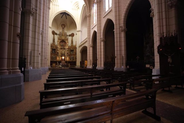 Interior de la Parroquia de Santa Cruz que tiene las puertas abiertas pero la celebración de las misas están suspendidas para evitar las aglomeraciones y controlar así la expansión del Covid-19. En Madrid, (España), a 28 de abril de 2020.