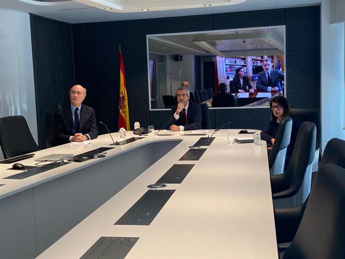 Los Reyes se han reunido con el presidente de AENA, Maurici Lucena (2d), el director general, Javier Marín San Andrés (1i) y la directora general Comercial, Inmobiliaria y de Desarrollo Internacional, María José Cuenda Chamorro (1d)