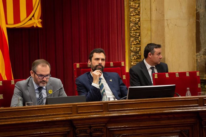 (I-D) El vicepresidente primero del Parlament, Josep Costa (JxCat) y el presidente del Parlament, Roger Torrent, durante el pleno en el Parlament.