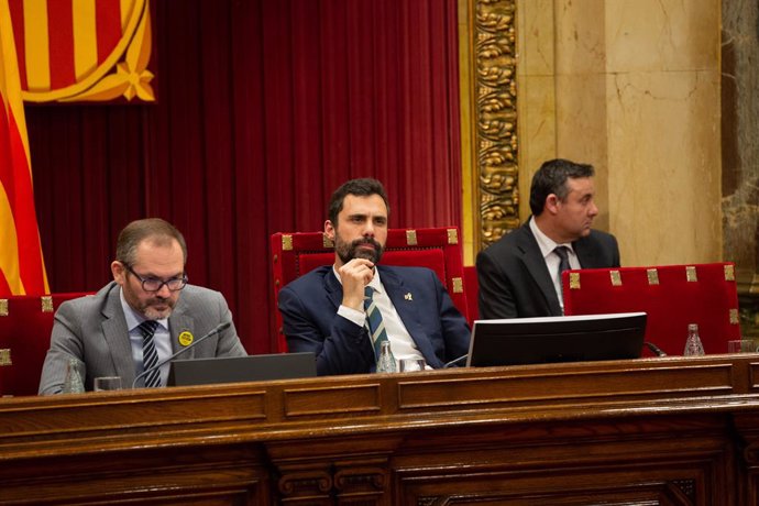 (I-D) El vicepresident primer del Parlament, Josep Costa (JxCat) i el president del Parlament, Roger Torrent, durant el ple en el Parlament.