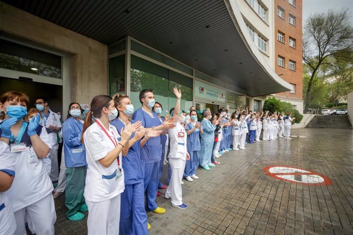 Personal sanitario aplaude en las inmediaciones de la Fundación Jiménez Díaz.