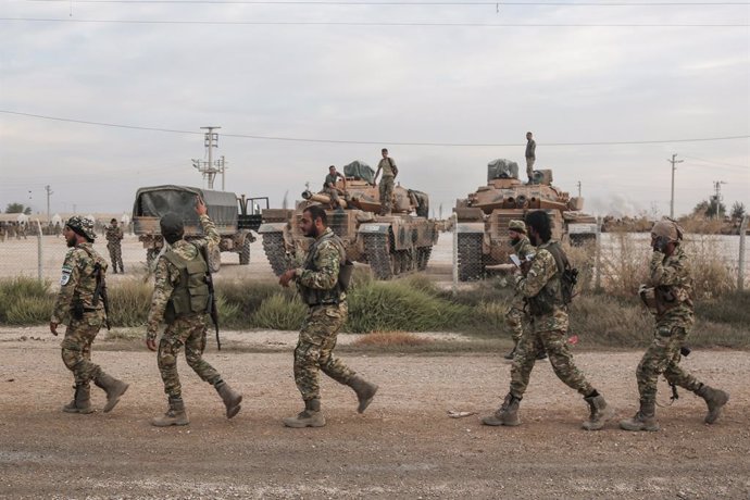Soldats i vehicles militars de Turquia en una zona d'estacionament per a l'Exrcit i els rebels sirians als quals recolza Ankara