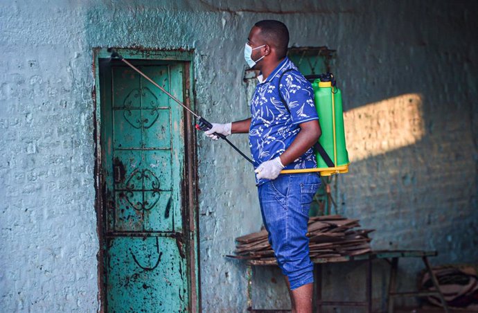 Una  ciudadano de Jartum, Sudán, realiza labores de desinfección para evitar que se extienda la pandemia del Covid-19.